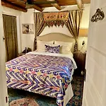 Historic Adobe 1 Acre Compound Ultimate Immersion Classic & Dreamy Holiday home *